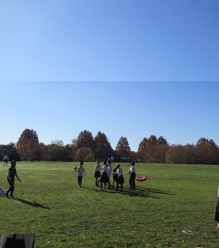 広い公園で遊ぶ