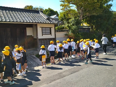 町探検　旧富本邸前を通る