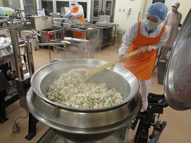 豆ごはんの調理風景