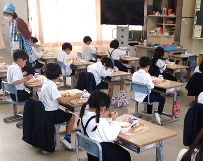 1年の給食風景